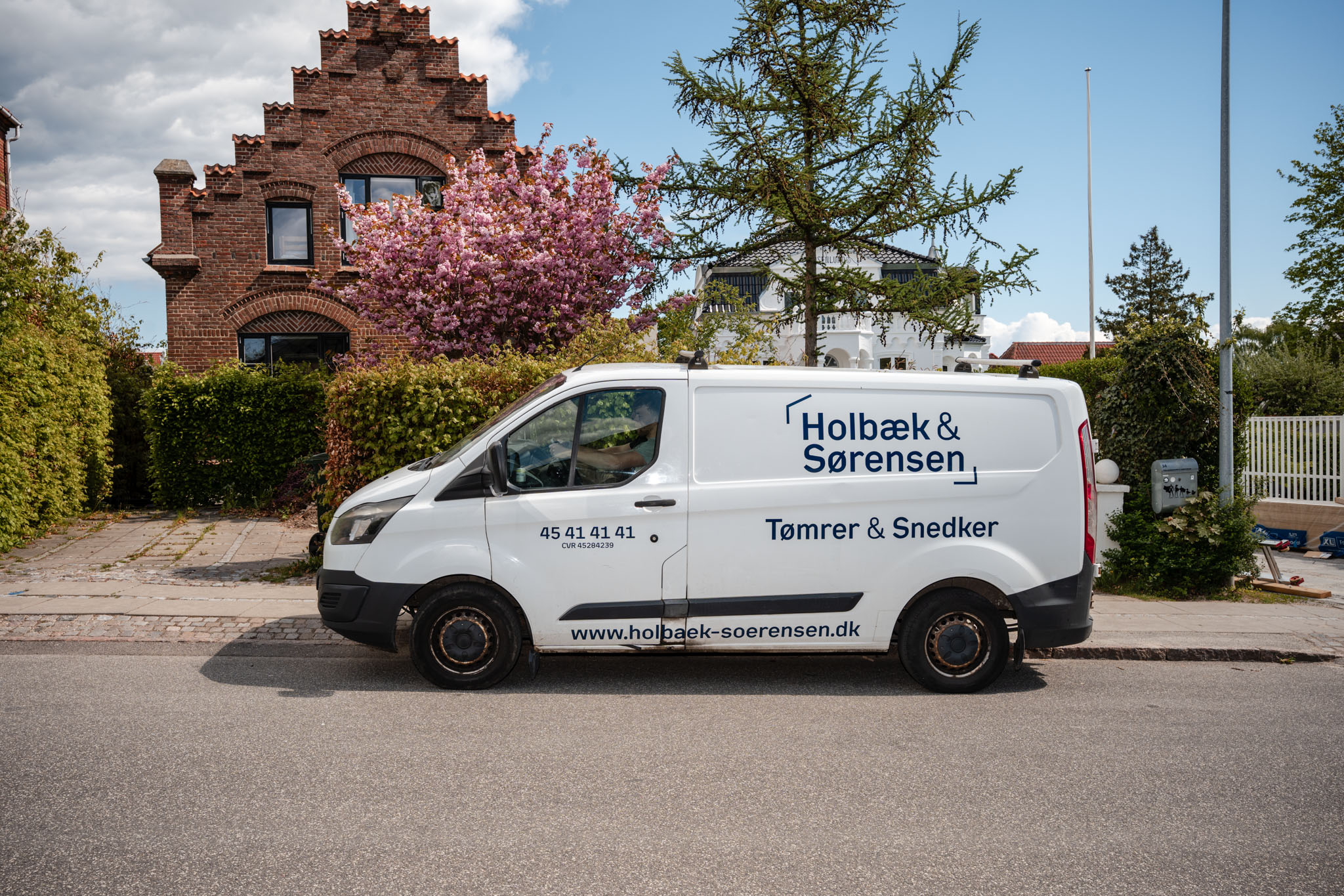 Holbæk & Sørensen firmabil foran kundens bolig
