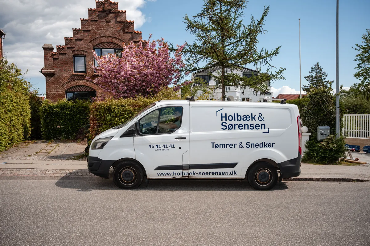 Holbæk & Sørensen firmabil foran kundens bolig